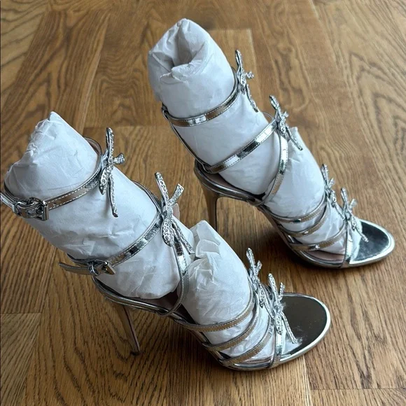 Giambattista Valli
Love Bow leather sandals - Picture 6 of 9